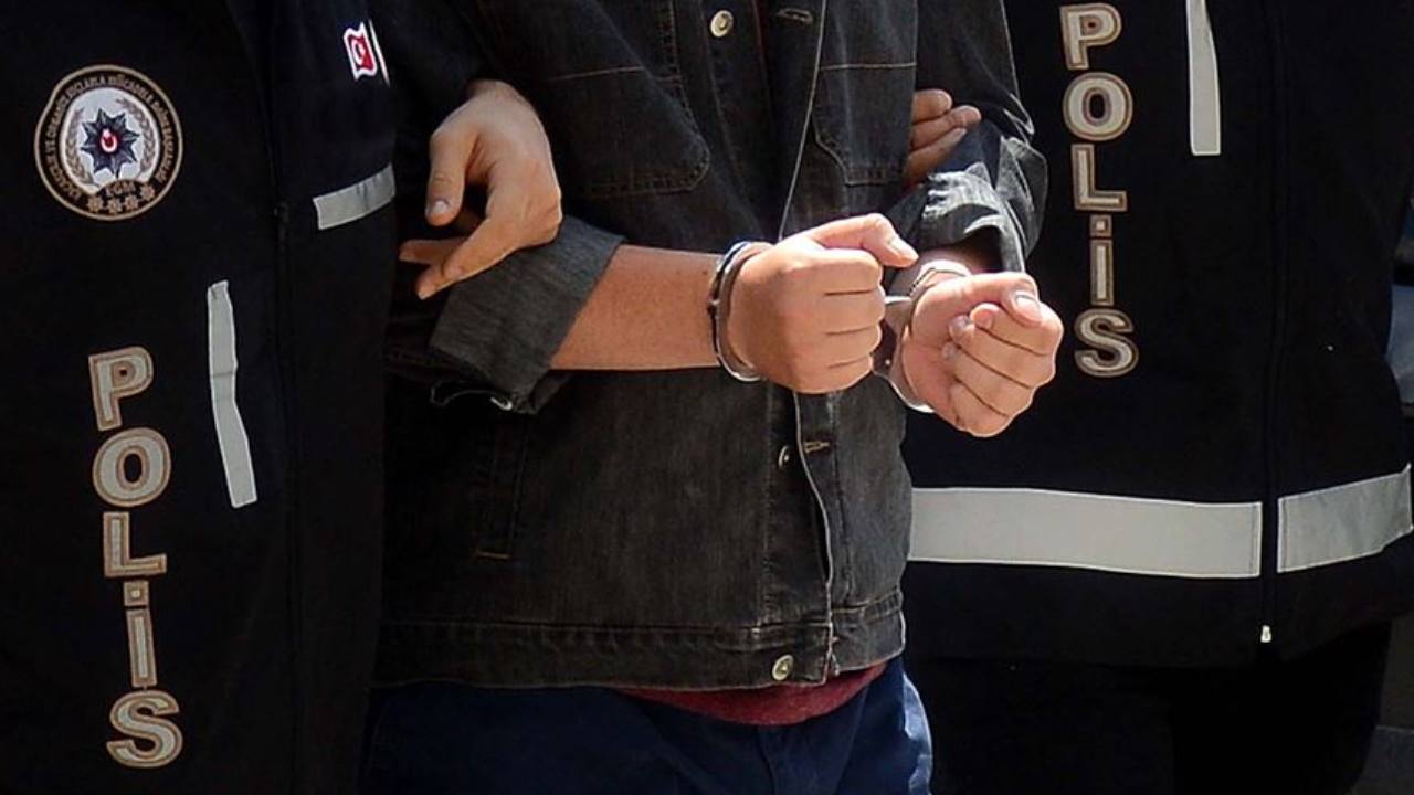 107 yıl hapis cezasıyla aranıyordu... Ablasının evinde yakalandı!