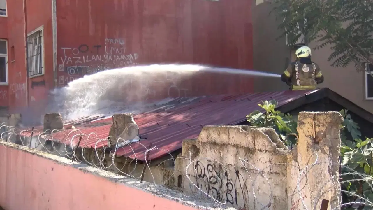 İstanbul'da gecekondu yangını... Alev alev yandı!