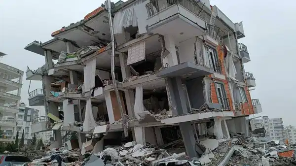 Depremde yıkılan Burak Yapı Sitesi davasında kamu görevlileri ilk kez hakim karşısına çıktı: Savunmaları 'pes' dedirtti!