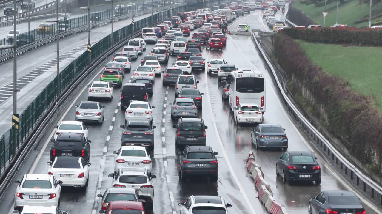 Bayram trafiği İstanbul’u kilitledi: Yoğunluk yüzde 69’a çıktı!