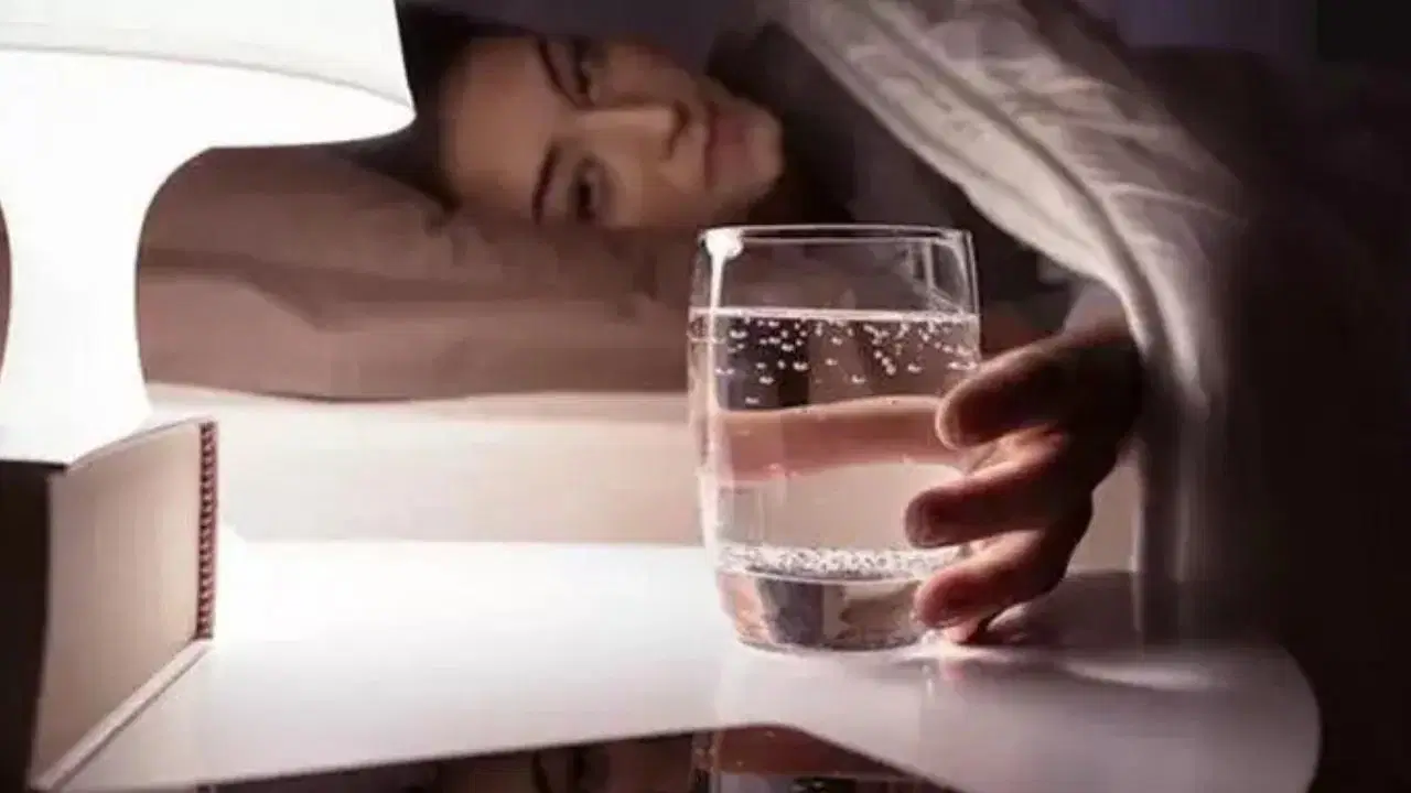Gece uyanıp su içenler dikkat: Masum sandığınız alışkanlık risk taşıyabilir