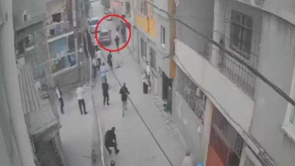 Adana’da dehşet anları kamerada: Otomobil kalabalığın arasına daldı