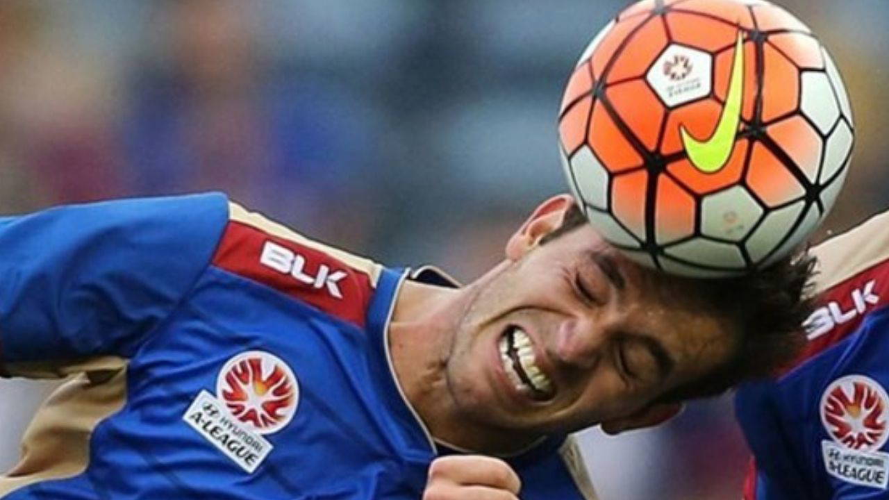 Futbolda kafayla vuruş oyuncularda bellek kaybına yol açıyor