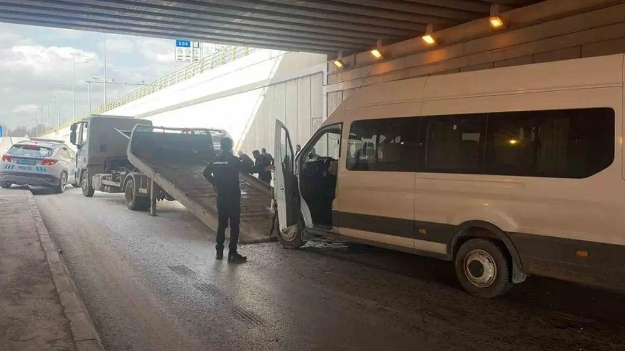 Otomobil ile servis aracı çarpıştı: 5 yaralı