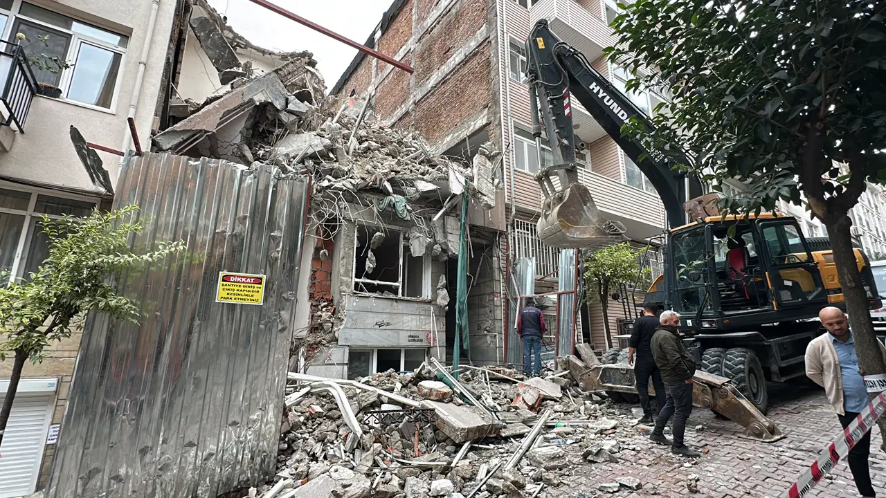 Beşiktaş’ta yıkım sırasında binada çökme: Yan taraftaki bina tahliye edildi!