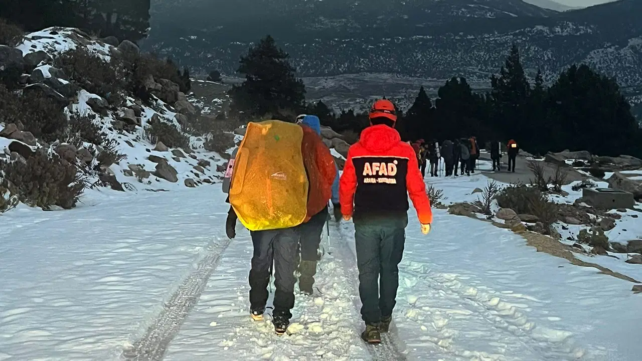 Antalya'da kamp için çıktıkları dağda 24 kişi mahsur kaldı