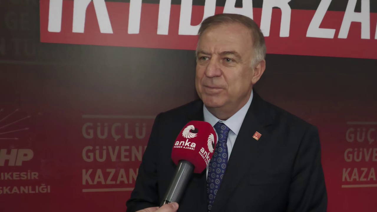 CHP'li Zeybek'ten 'başkan transferlerine' tepki: 'Biz gidene değil burada kalıp mücadele edene bakarız'