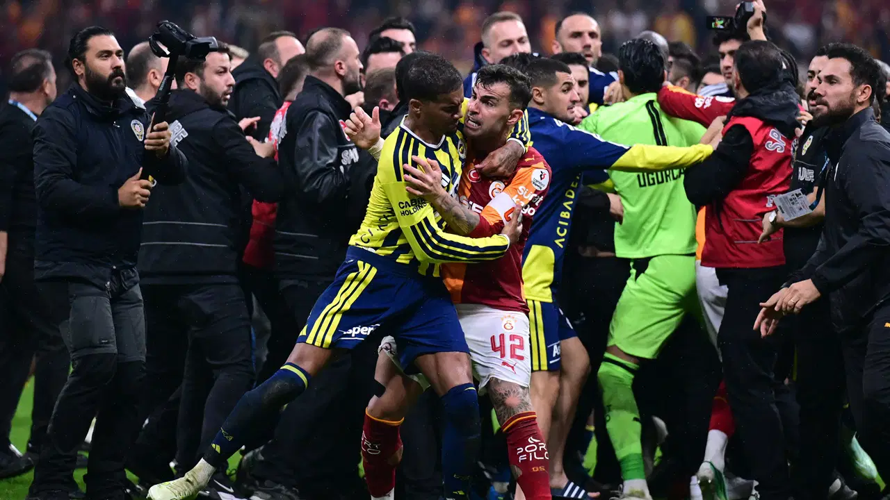 Abdülkerim Bardakcı ve Archie Brown kırmızı kart gördü