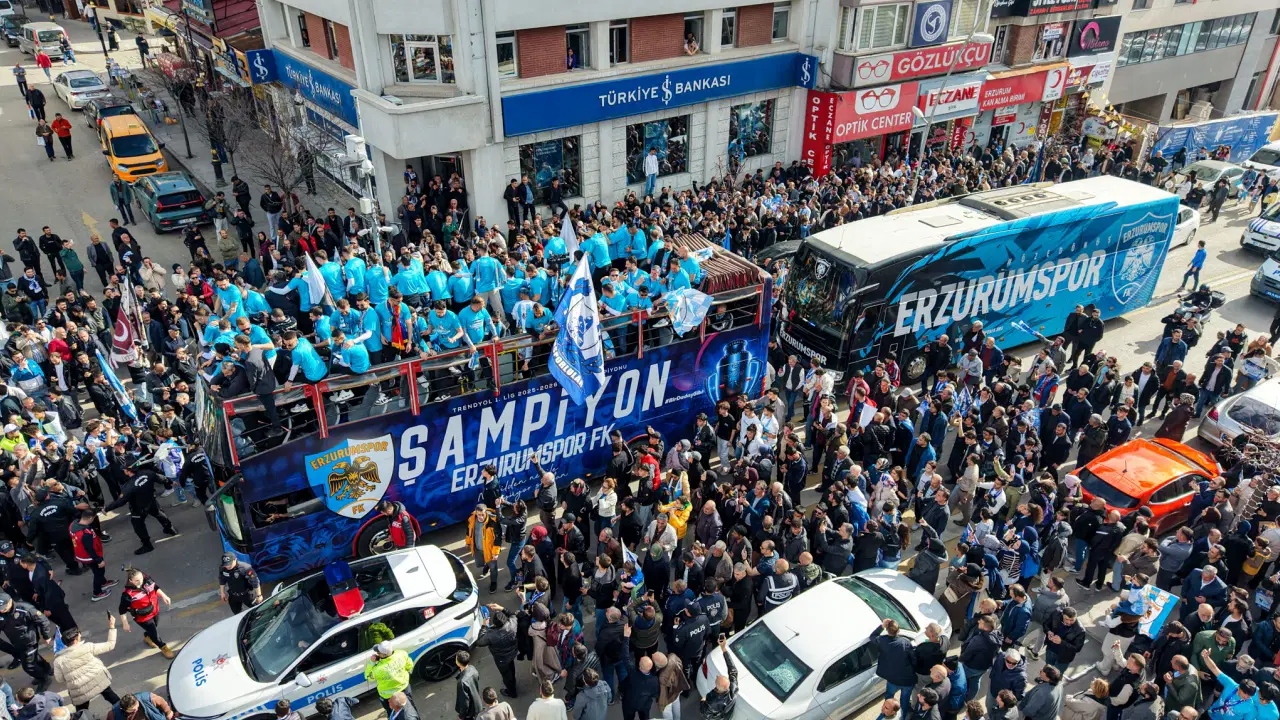 Beş yıllık hasretini dindiren Erzurumspor FK'den şampiyonluk turu!