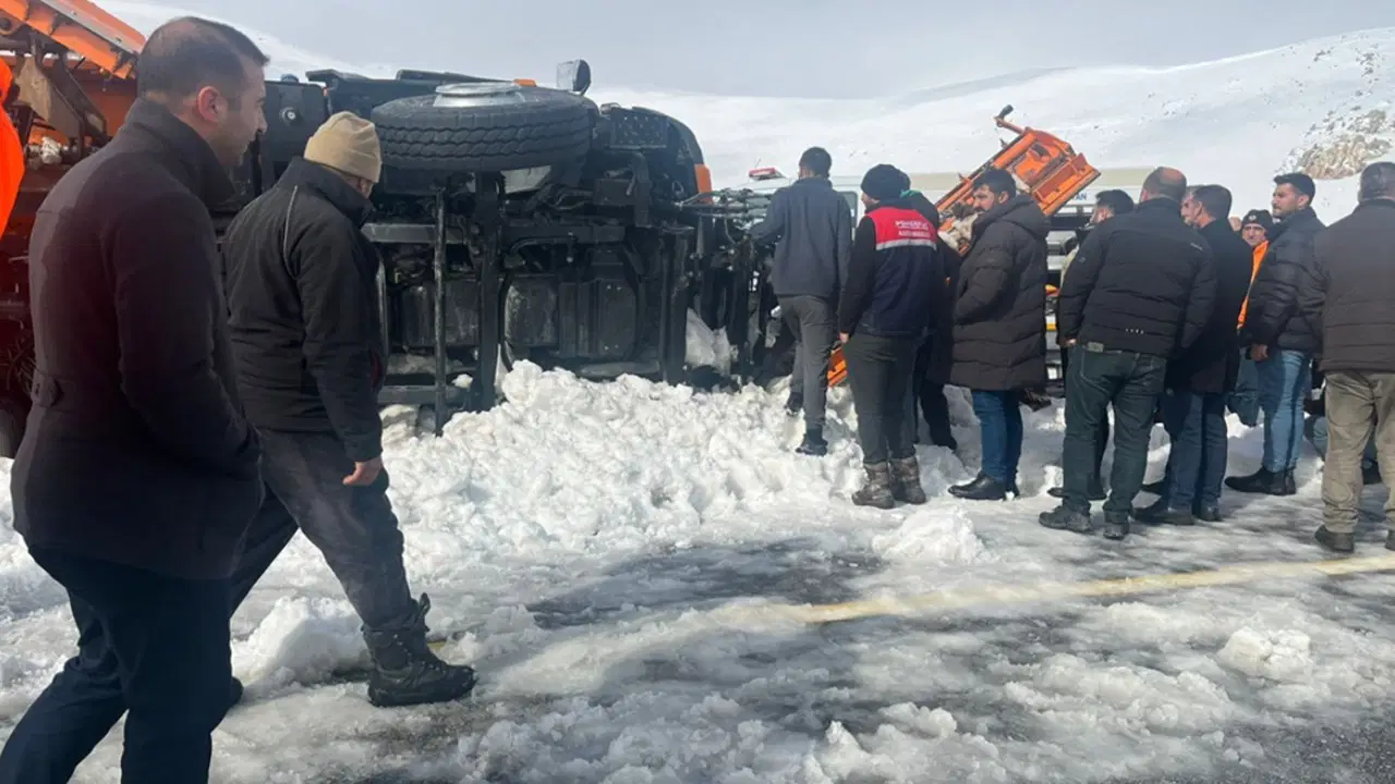 Tendürek Geçidi'nde kar küreme aracı devrildi: 2 kişi yaşamını yitirrdi