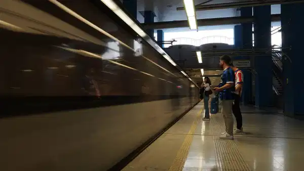 İstanbul'da sağanak nedeniyle aksayan metro ve tramvay seferleri yeniden başladı