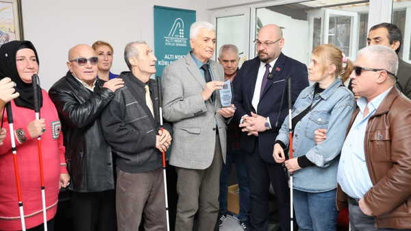 Atakum’da Başkan Türkel’den görme engelli bireylere 40 adet beyaz baston