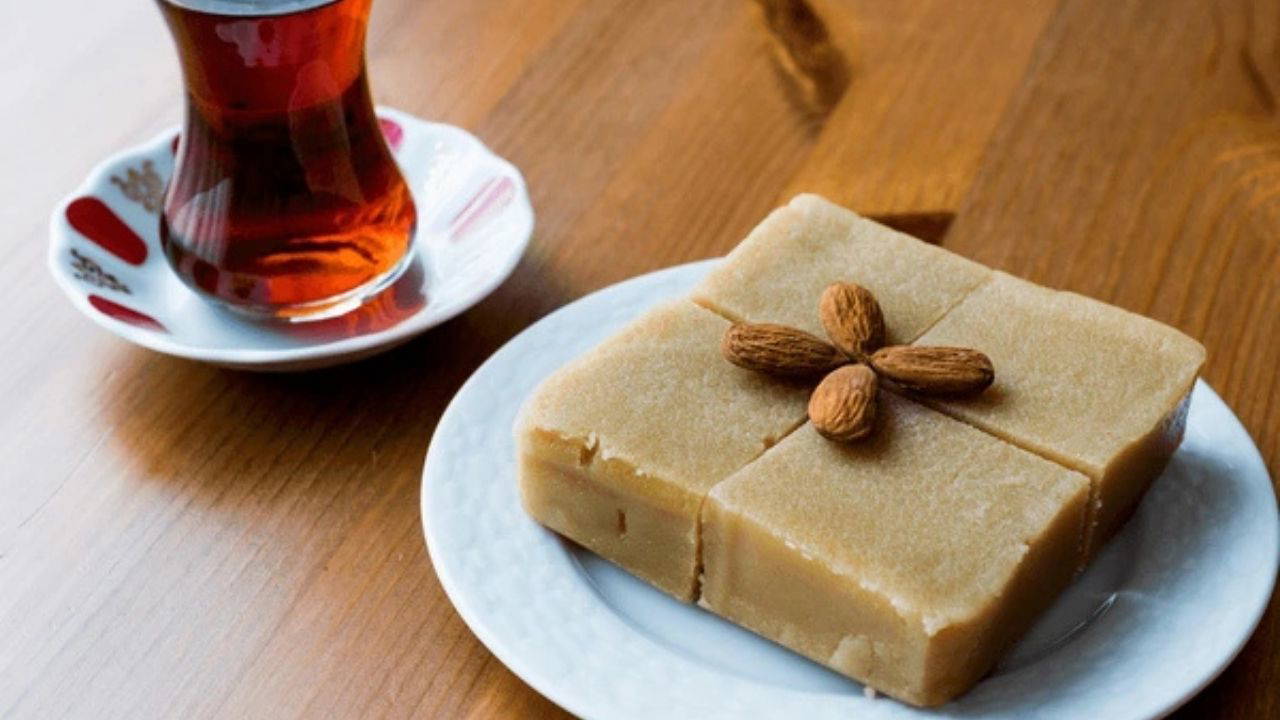 Tatlı krizlerine 15 dakikada hazırlayabileceğiniz pratik çözüm: Badem helvası tarifi