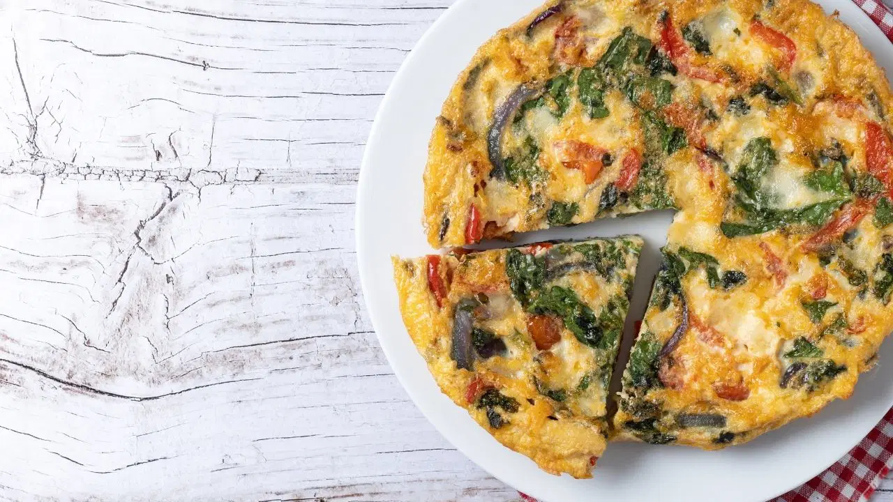 Kahvaltı sofralarının yeni favorisi keçi peynirli ve ıspanaklı Frittata