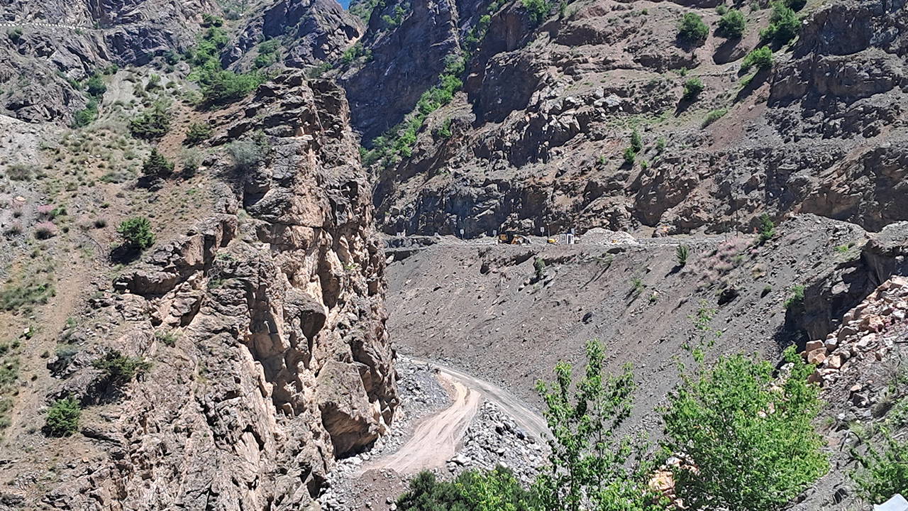 Artvin'de dere yatağına maden atıkları döküldü: Tepki yağdı
