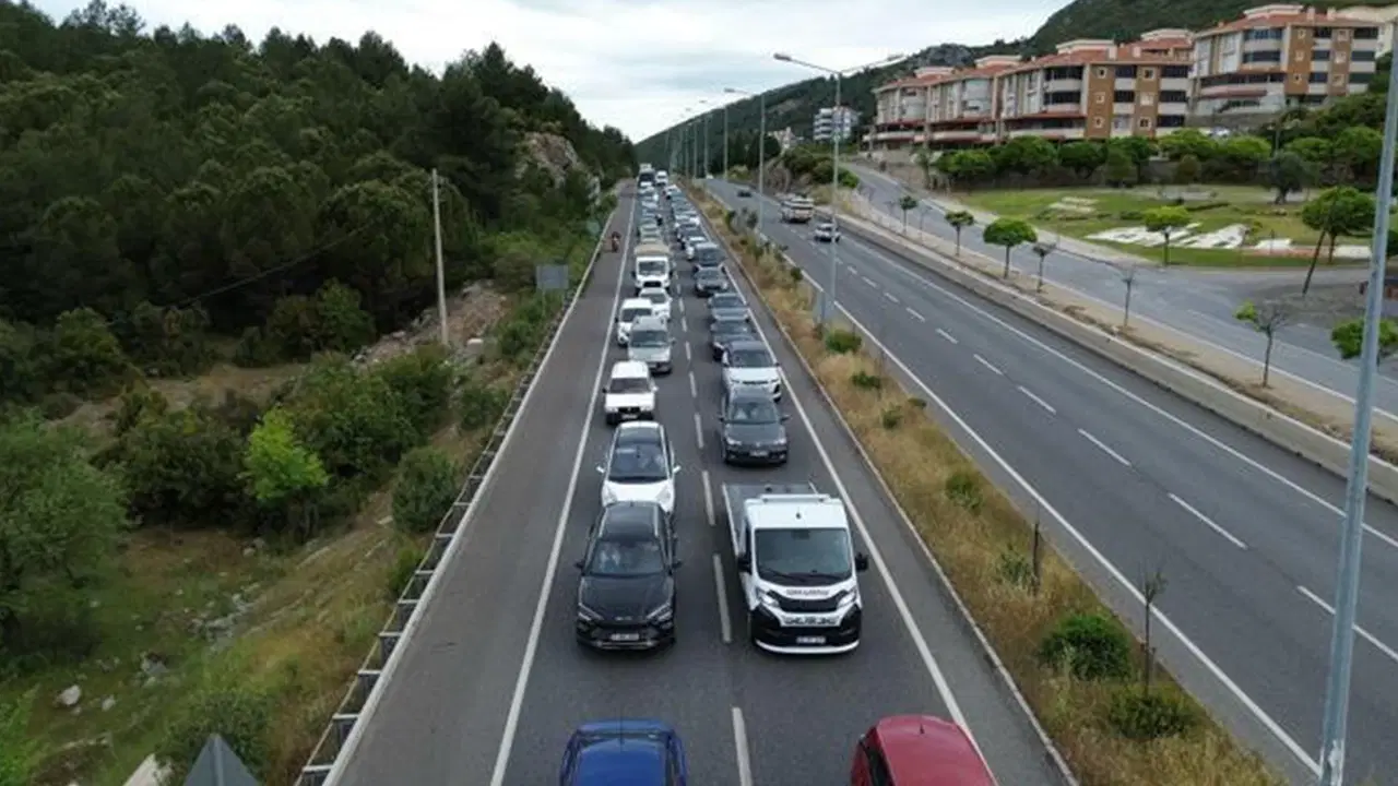 Muğla'ya 'tatilci' akını: Kilometrelerce araç kuyruğu oluştu