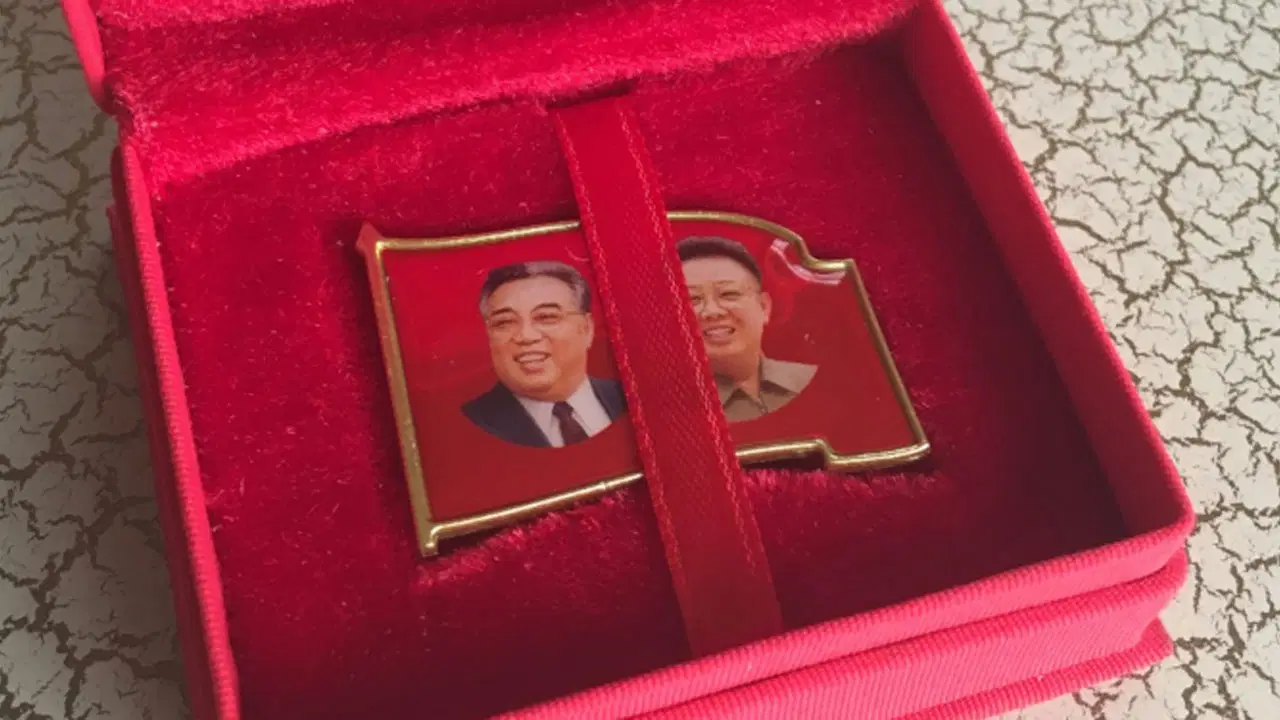 Trump resimli pasaport bir ilk değil! İşte kendi fotoğraflarını absürt şeylere ekletmiş liderler