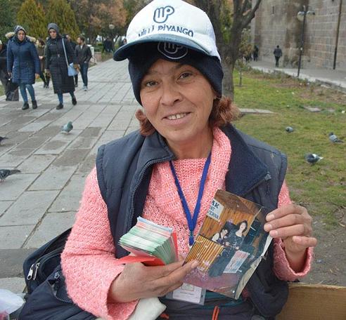 Eski şarkıcı Gülten Yaşar milli piyango bileti satıyor