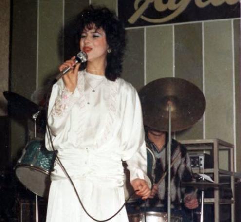 Eski şarkıcı Gülten Yaşar milli piyango bileti satıyor