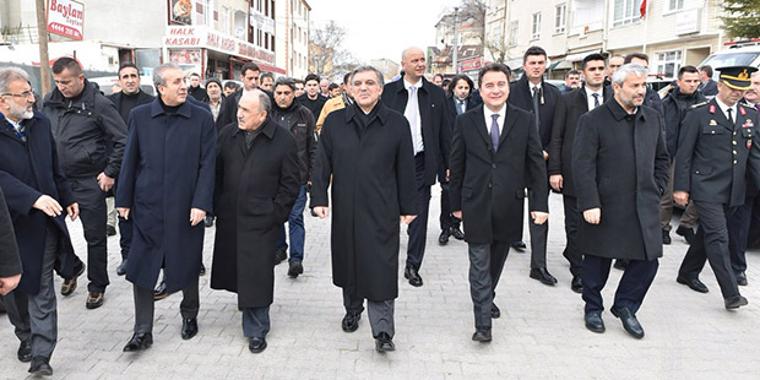 Dikkat çeken kare: Erdoğan ve Davutoğlu cenazeyi birlikte omuzladı