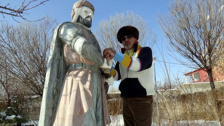 5 padişahın heykelini Çin'den Van'a getirdi!