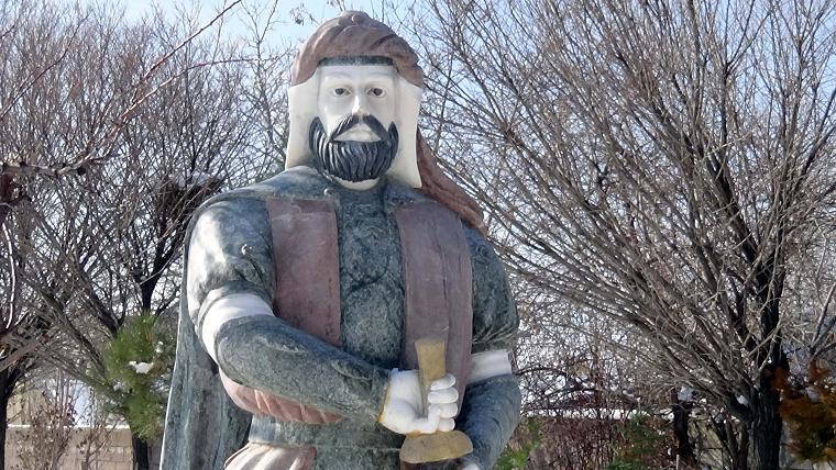 5 padişahın heykelini Çin'den Van'a getirdi!