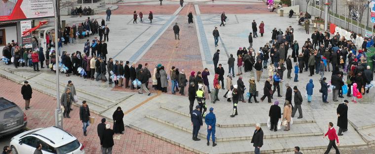 '5 plastik şişe getirene bez çanta' kuyruğu