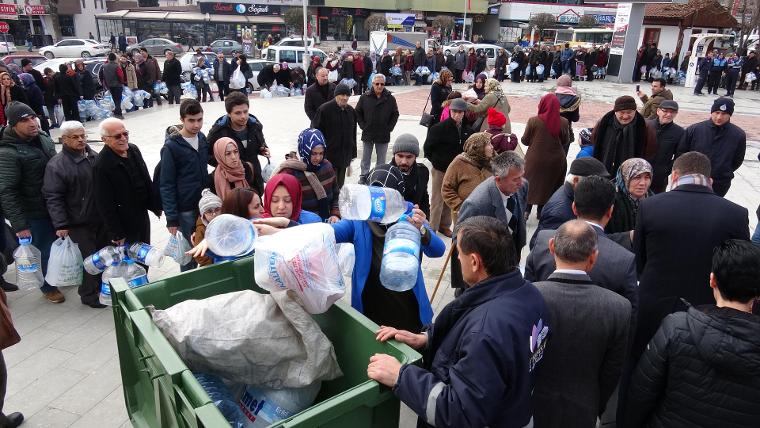 '5 plastik şişe getirene bez çanta' kuyruğu