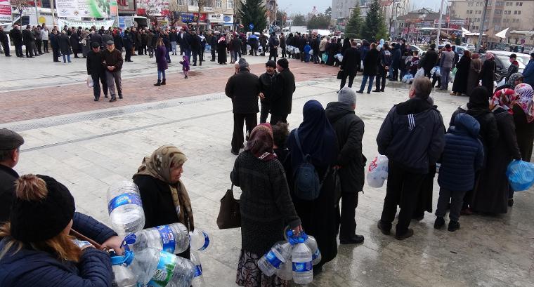 '5 plastik şişe getirene bez çanta' kuyruğu