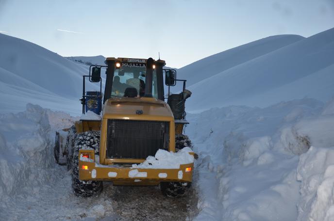 Hakkari'de kar kalınlığı 4 metreyi buldu