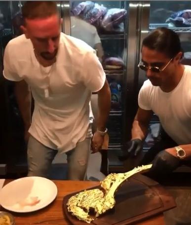 Nusret’te altın antrikot yiyen Ribery eleştirilere küfür ederek cevap verdi