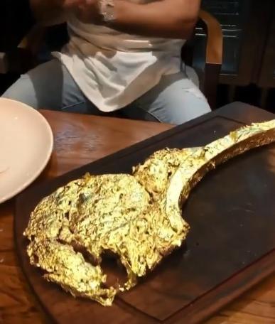 Nusret’te altın antrikot yiyen Ribery eleştirilere küfür ederek cevap verdi