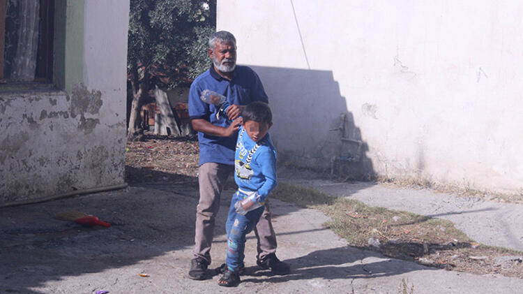 Ellerini plastik şişeye sokup bağlamak zorunda kaldılar! Durduramıyorlar