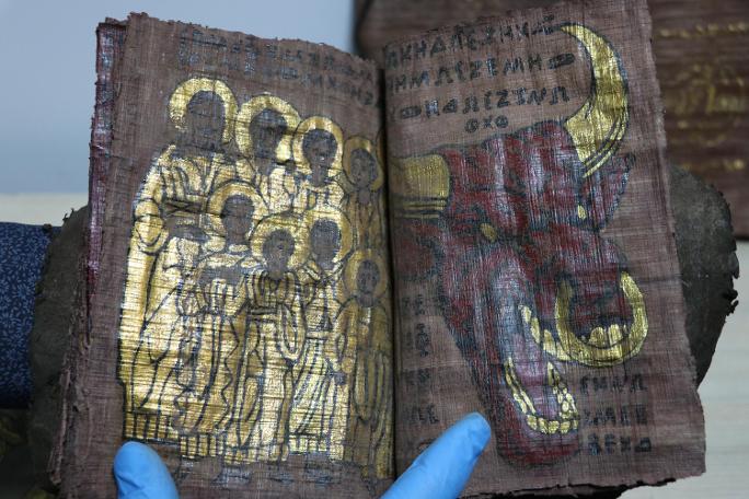 Paha biçilemeyen 4 kitapla yakalandılar