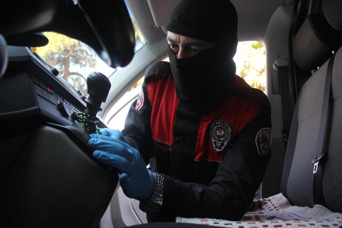 Ticari araçtan cephanelik çıktı