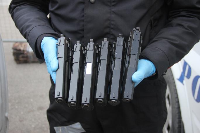 Ticari araçtan cephanelik çıktı