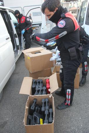 Ticari araçtan cephanelik çıktı