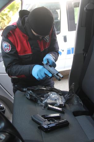 Ticari araçtan cephanelik çıktı