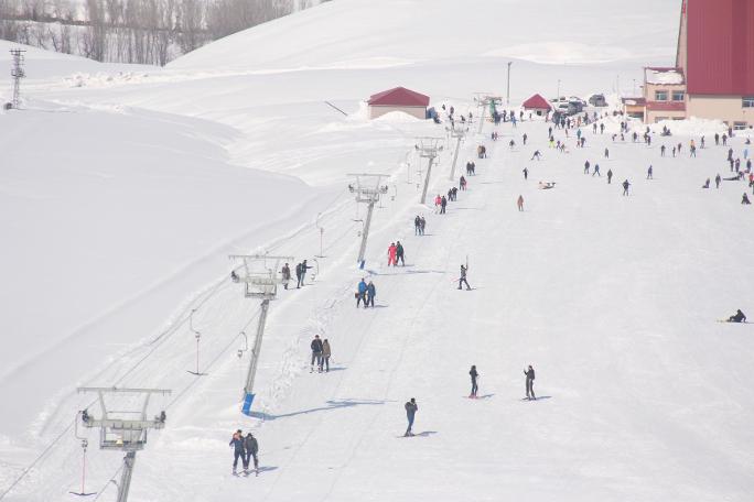 Ovacık'taki kayak merkezine yoğun ilgi