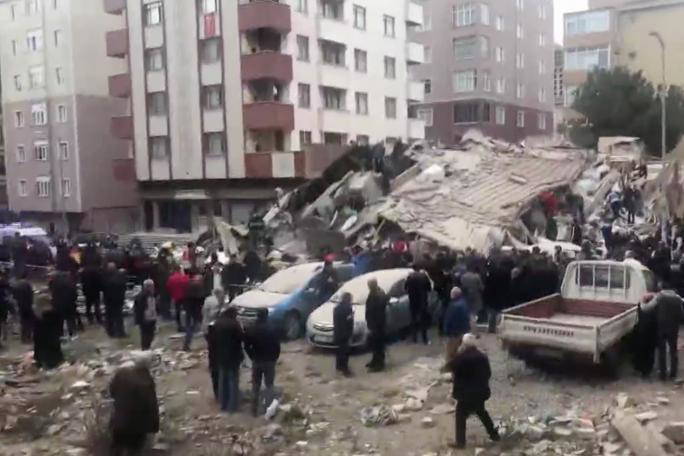 Kartal'da çöken binadan kareler