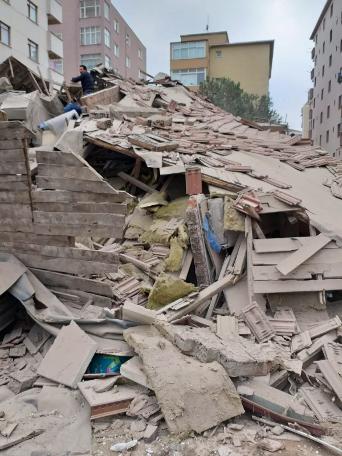 Kartal'da çöken binadan kareler