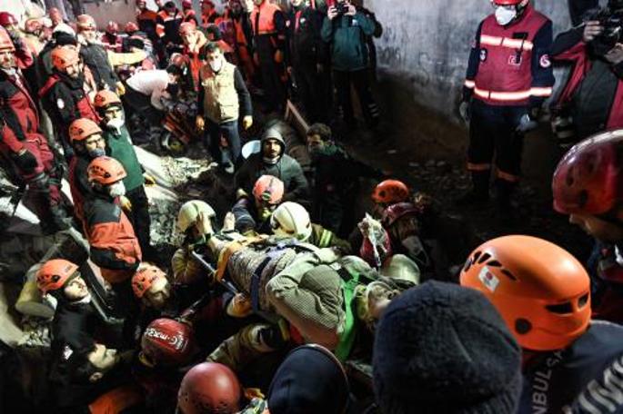 Kartal'da çöken binadan kareler