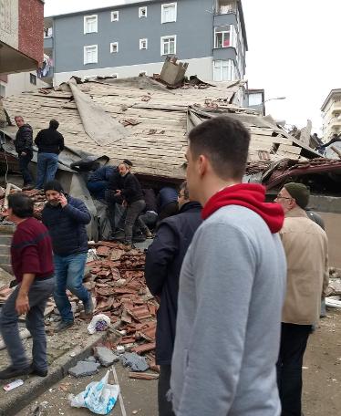 Kartal'da çöken binadan kareler
