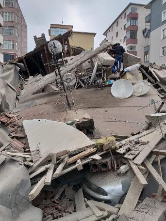 Kartal'da çöken binadan kareler