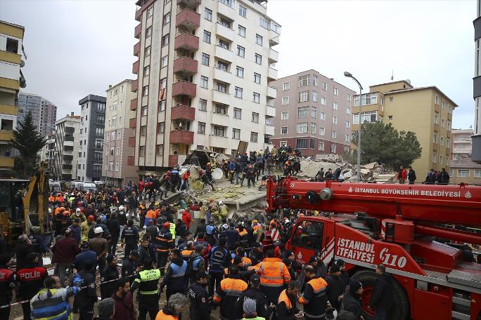 Kartal'da çöken binadan kareler