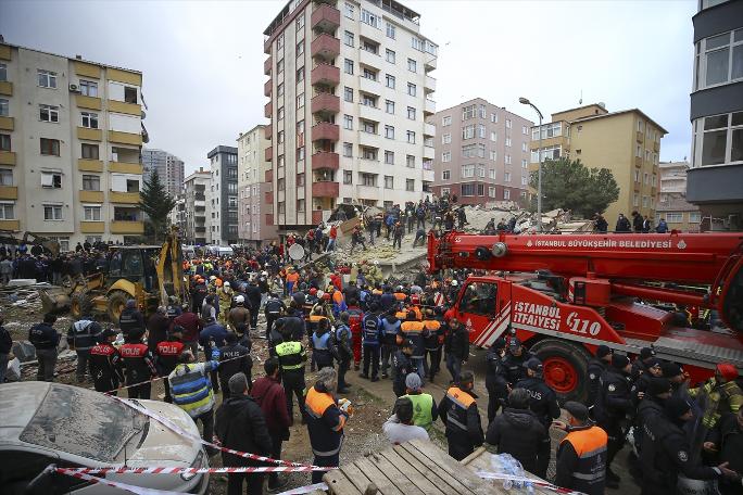 Kartal'da çöken binadan kareler