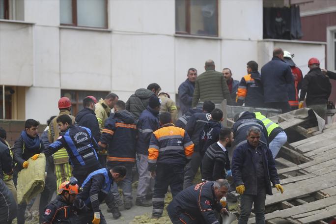 Kartal'da çöken binadan kareler