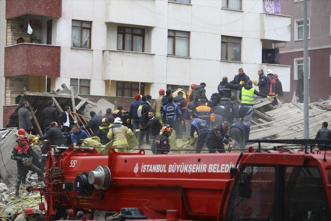 Kartal'da çöken binadan kareler