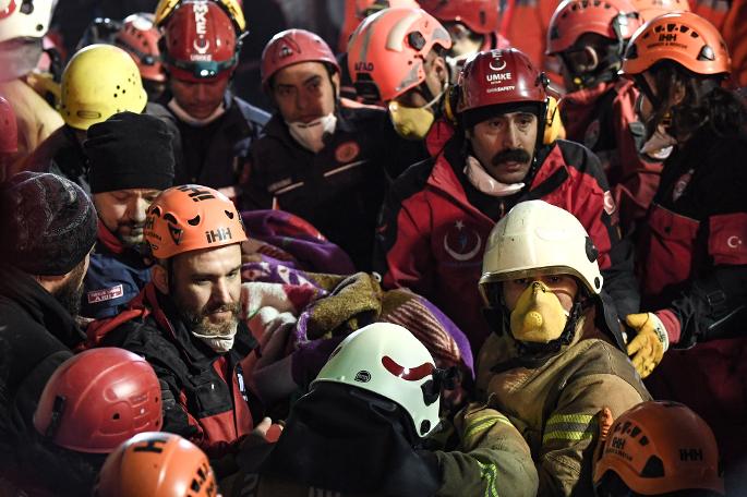 Kartal'da çöken binadan kareler