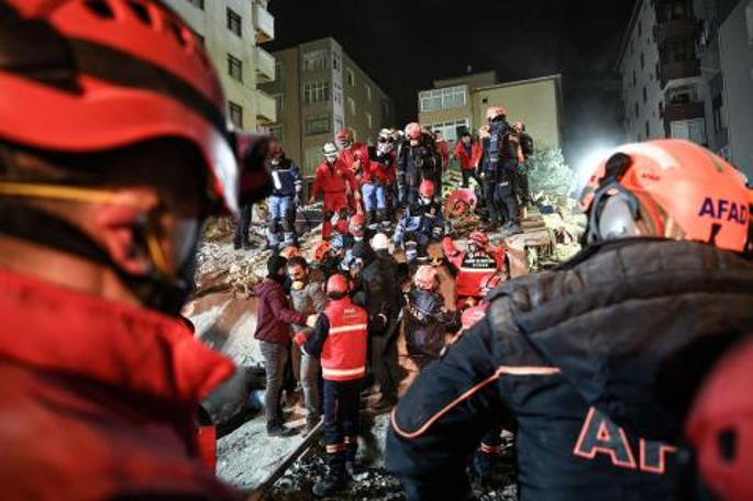 Kartal'da çöken binadan kareler